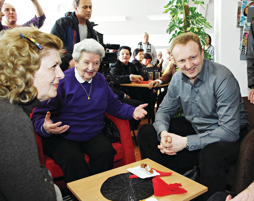 Đilas sa najstarijim sugrađanima, iz vremena dok je bio gradonačelnik