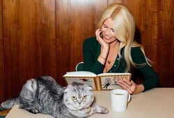 Claudia Schiffer z kotem w plecaku na premierze filmu. Internauci osłupieli! [FOTO]