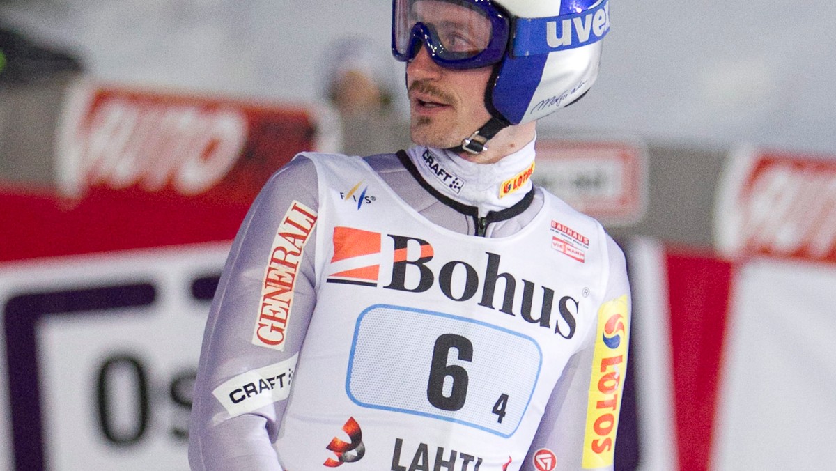 Liderem po pierwszej serii, wieńczącego sezon Pucharu Świata, konkursu lotów narciarskich w Planicy jest skoczek z Austrii, lider Pucharu Świata Thomas Morgenstern (217,5 m, 226,3 pkt.), który wyprzedza swego rodaka Gregora Schlierenzauera (219 m, 223,6 pkt.) oraz Fina Matti Hautamaeki'ego (213 m, 216,9 pkt.). W czołowej dziesiątce znaleźli się Adam Małysz, który jest dziesiąty i Kamil Stoch, zajmujący pozycję wyżej. W drugiej serii poza nimi zobaczymy jeszcze Piotra Żyłę i Stefana Hulę.