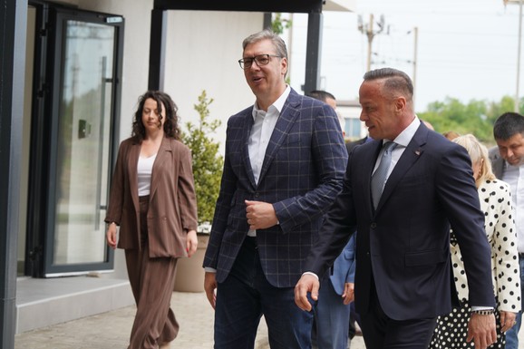 "TRI MINUTA KAŠNJENJA I SMENJIVAĆEMO LJUDE" Vučić upozorio direktore u Železnici: "Ljudi hoće da se voze brzim vozom, kašnjenje od pola sata nije prihvatljivo" (FOTO)