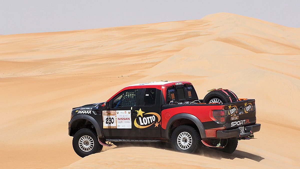 Rajd Abu Dhabi Desert Challenge jest w tym roku wyjątkowo trudny ze względu na panujące w Zjednoczonych Emiratach Arabskich wysokie temperatury. Na rozgrzanej słońcem pustyni samochody i motocykle nie tylko stają, ale nawet płoną. Warunki dość poważnie przetrzebiły stawkę samochodów seryjnych (T2), w której jadą już tylko dwie załogi z Europy. Jedną z nich jest utrzymujący piąte miejsce Lotto Team.