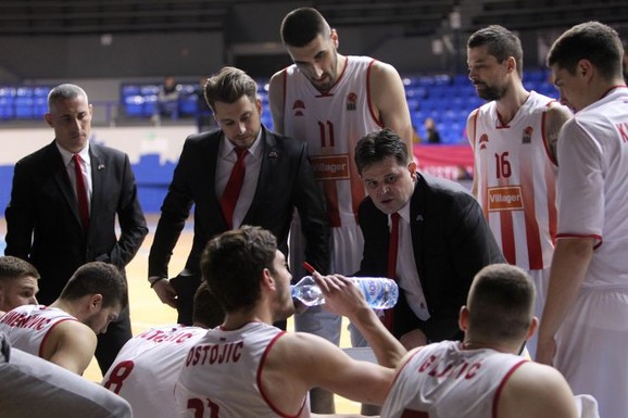 Goran Topić na tajm-autu sa košarkašima Vršca
