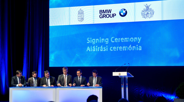 Debrecen város önkormányzata és a BMW Group Manufactoring Hungary közti szerződés aláírási ceremóniája 2019. szeptember 24-én / Fotó: MTI/Czeglédi Zsolt