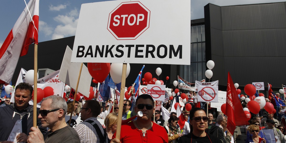 Frankowicze od lat protestowali przeciw praktykom banków. Według Rzecznika Finansowego, im więcej z nich pójdzie do sądów, tym większa szansa, że banki wypracują korzystne rozwiązania ugodowe. 3 października zapadł wyrok TSUE ważny dla frankowiczów, choć rozstrzygający tylko w jednej, konkretnej sprawie (Zdjęcie ilustracyjne)