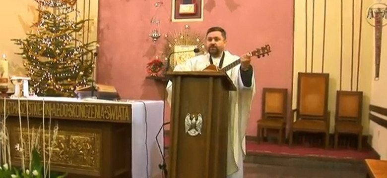 Ksiądz śpiewa parze młodej w kościele utwór "Wielka miłość"