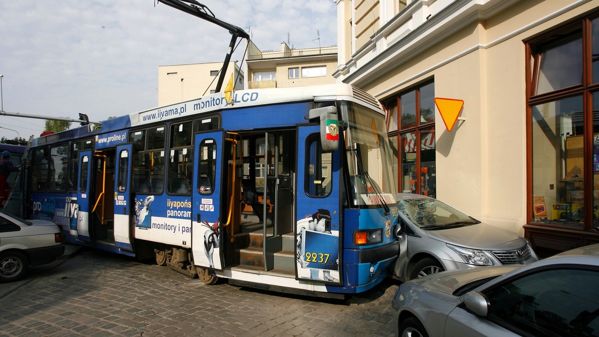 Tramwaj wypadł z szyn