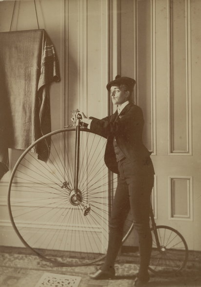 Frances Benjamin Johnston pozuje ze swoim bicyklem. Fot. Unsplash, Biblioteka Kongresu