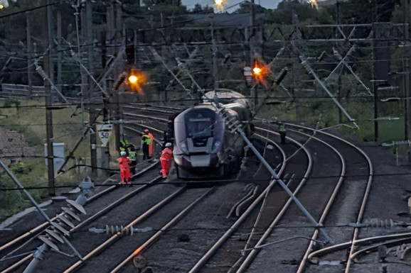 (FOTO) "LJUDI SU PLAKALI I VRIŠTALI, SAV SAM OD KRVI!" Prve slike stravičnog sudara vozova u Britaniji: Ima MRTVIH,  u bolnici VANREDNA SITUACIJA!