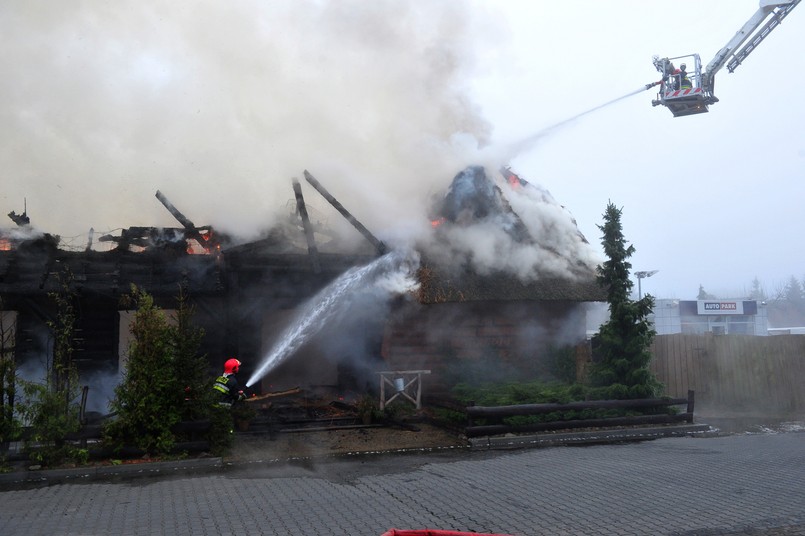 Pożar wybuchł rano, 7 bm. Jedna osoba z poparzeniami została przewieziona do szpitala. Akcję strażaków utrudniają znajdujące się w obiekcie materiały palne, między innymi butle z gazem. Z pobliskiej stacji benzynowej ewakuowano pracowników.