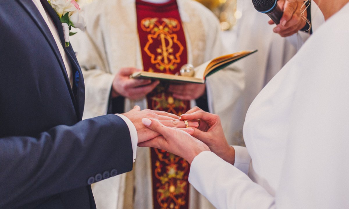 Kto płaci za nocleg gości weselnych? Ekspertka nie ma wątpliwości