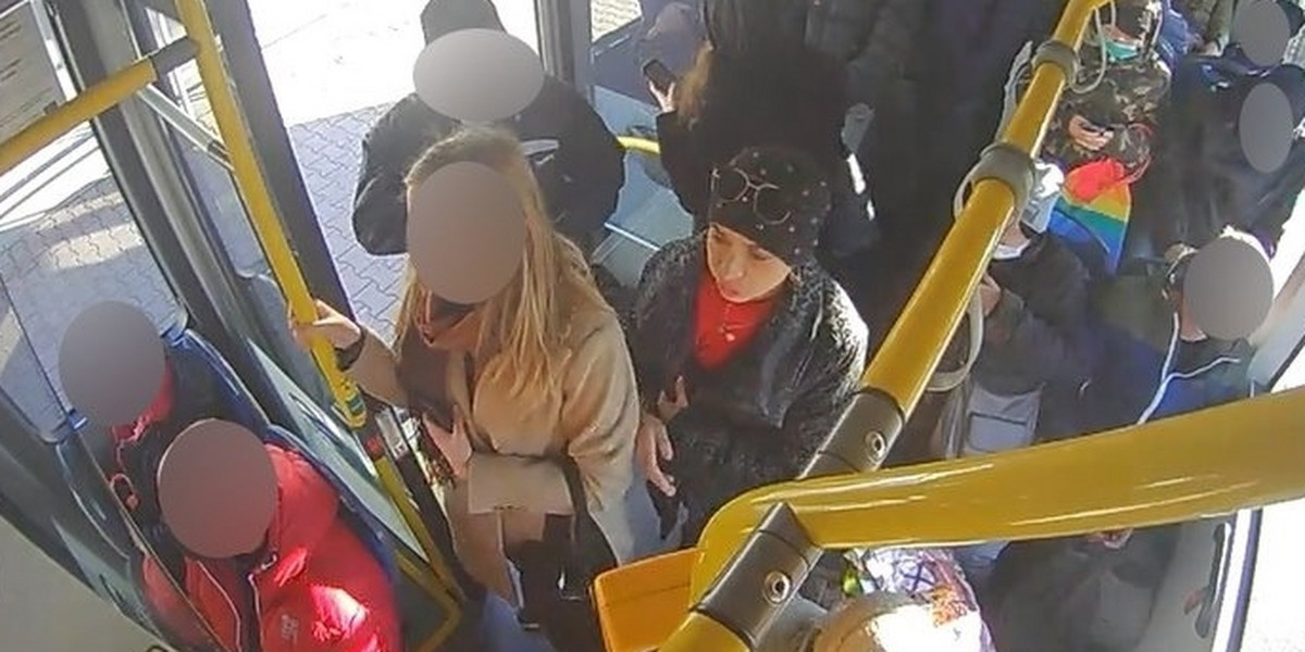 Policja poszukuje sprawczyni pobicia kobiety w autobusie.