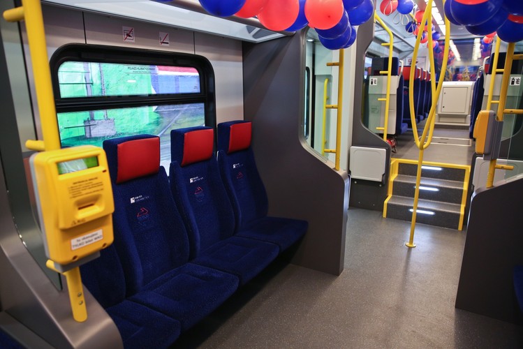 Pojazd posiada w pełni zintegrowany system informacji pasażerskiej z zewnętrznymi tablicami LED oraz wewnętrznymi monitorami LCD oraz klimatyzację przestrzeni pasażerskiej. <br>
<br>
Źródło informacji: NEWAG S.A.<br>
fot. (cat) PAP/Rafał Guz