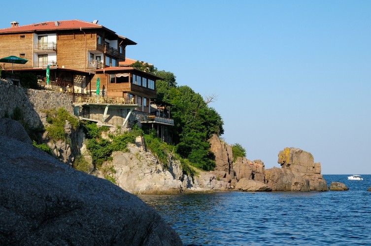 Burgas – ten bułgarski kurort zajmuje 9. miejsce wśród najchętniej wybieranych przez Polaków w 2013 roku. Za tygodniowe wakacje w Burgas trzeba zapłacić średnio 2003 złotych.