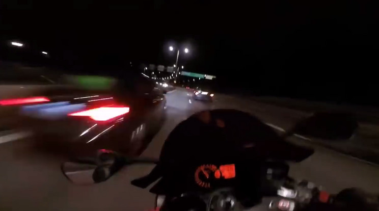 A motoros őrült mutatványa hatalmas balesetet eredményezhetett volna /Fotó:Youtube