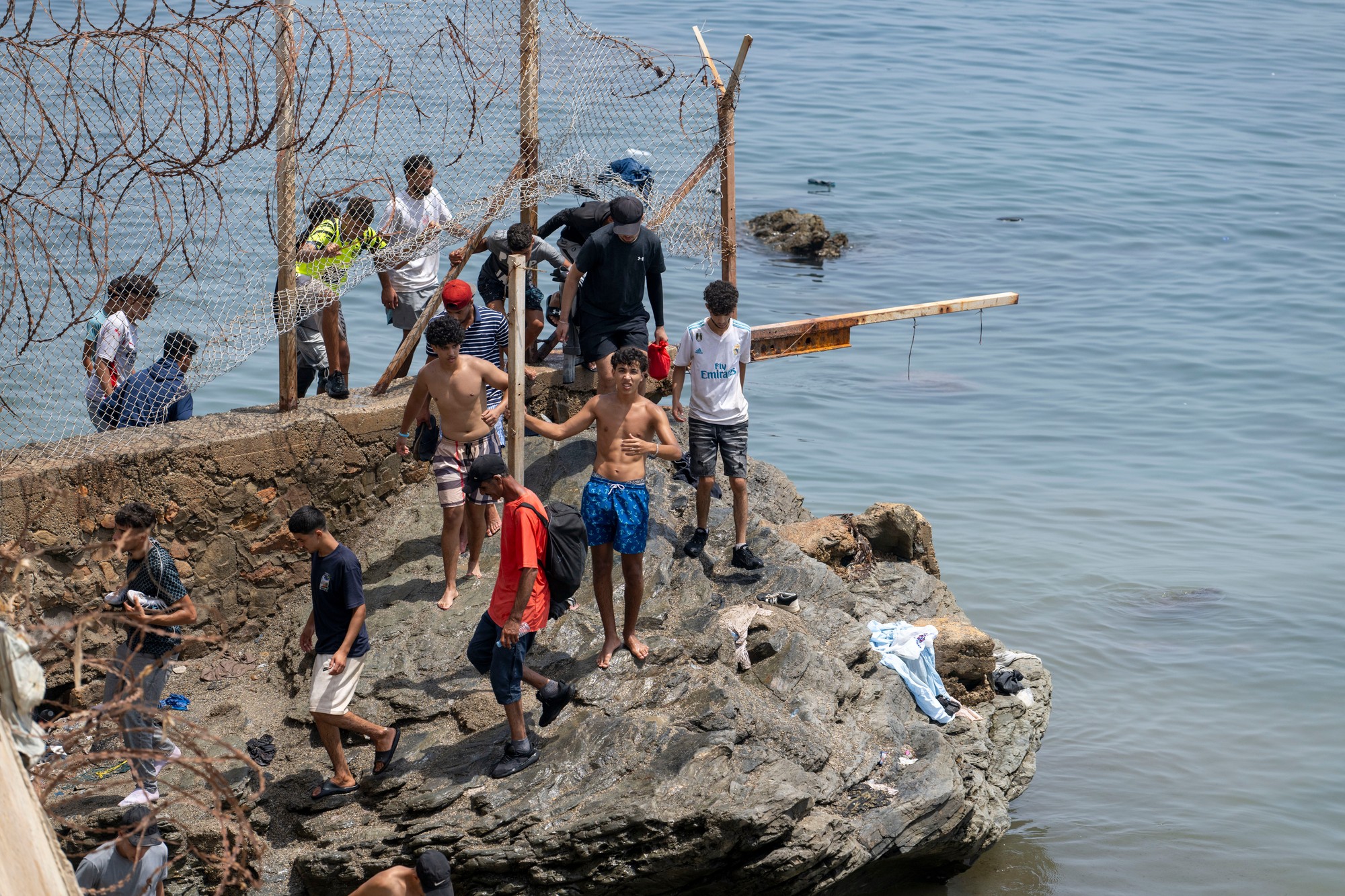 Migranti v španielskej exkláve Ceuta. 