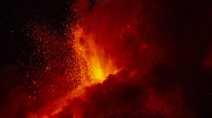 Láva ömlik az Etna tűzhányónak, Európa legnagyobb és legaktívabb vulkánjának egyik kráteréből a szicíliai Catania közelében 2021. június 17-én éjjel. /Fotó: MTI/AP/Salvatore Allegra