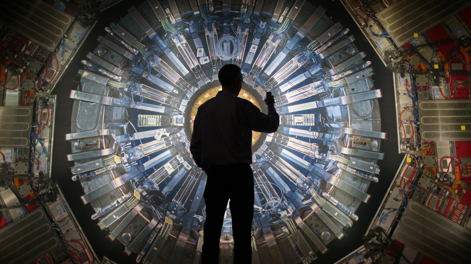 Odwiedzający na wystawie naukowej w Muzeum Nauki w Londynie przed zdjęciem Wielkiego Zderzacza Hadronów