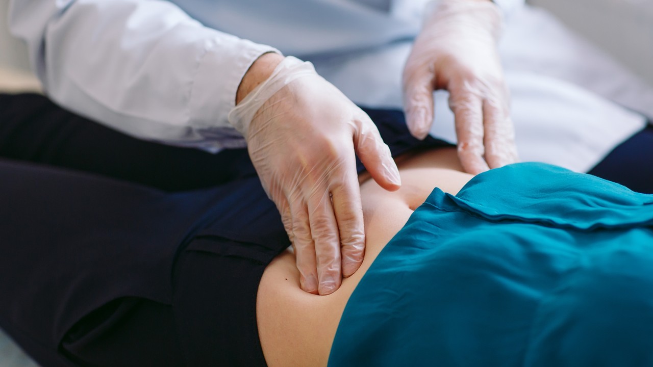 Gastroenterolog o "niedocenianej powszechnej chorobie". Wcale nie trzeba mieć nadwagi czy nadużywać alkoholu, by nas dopadła