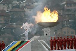 Ceremonia zapalenia znicza olimpijskiego na stadionie w Koševie podczas otwarcia XIV Zimowych Igrzysk Olimpijskich, Sarajewo, 8 lutego 1984 r