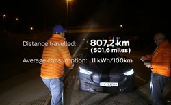 Mustang Mach-E przejechał 807,2 km na jednym ładowaniu. Szampan wystrzelił