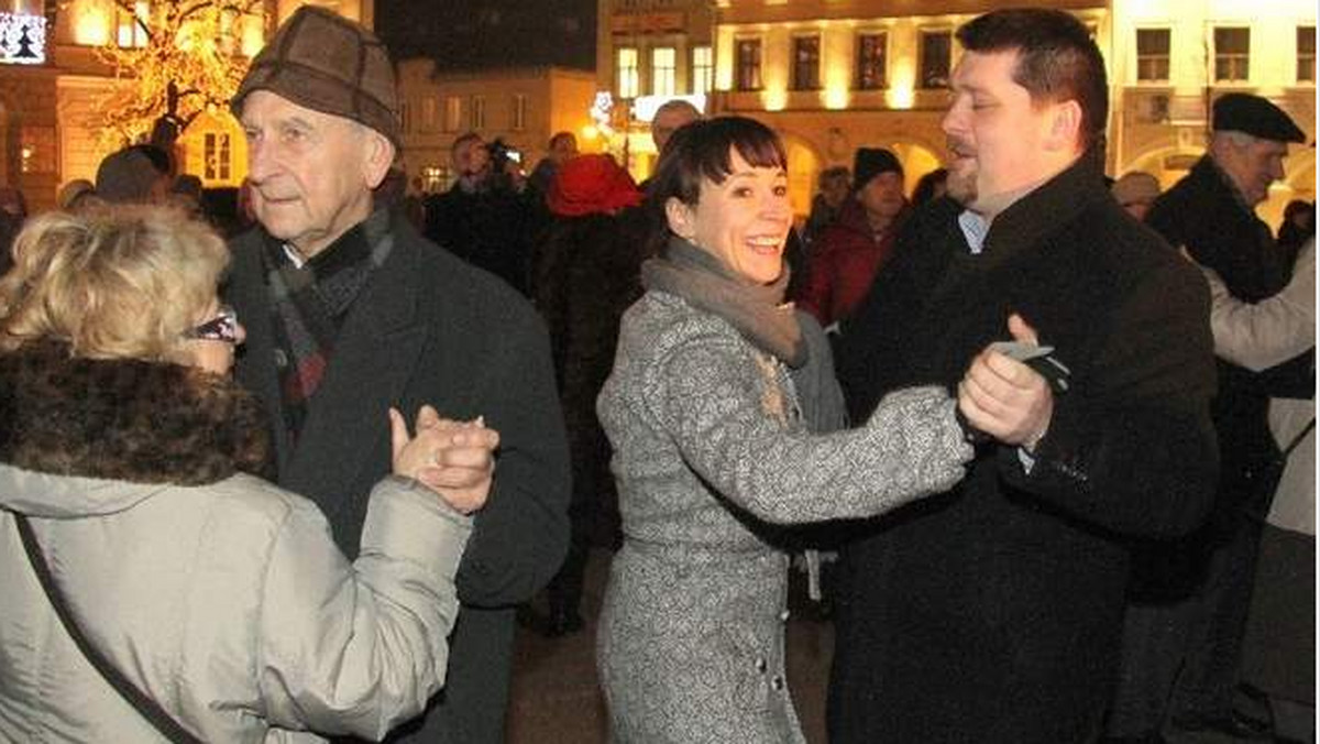 Na Rynku w Kielcach odbył się niezwykły happening. Takiego tanga jeszcze nie było. Kilkadziesiąt par zatańczyło tango dla papieża Franciszka. Okazją było 78. urodziny Ojca Świętego.