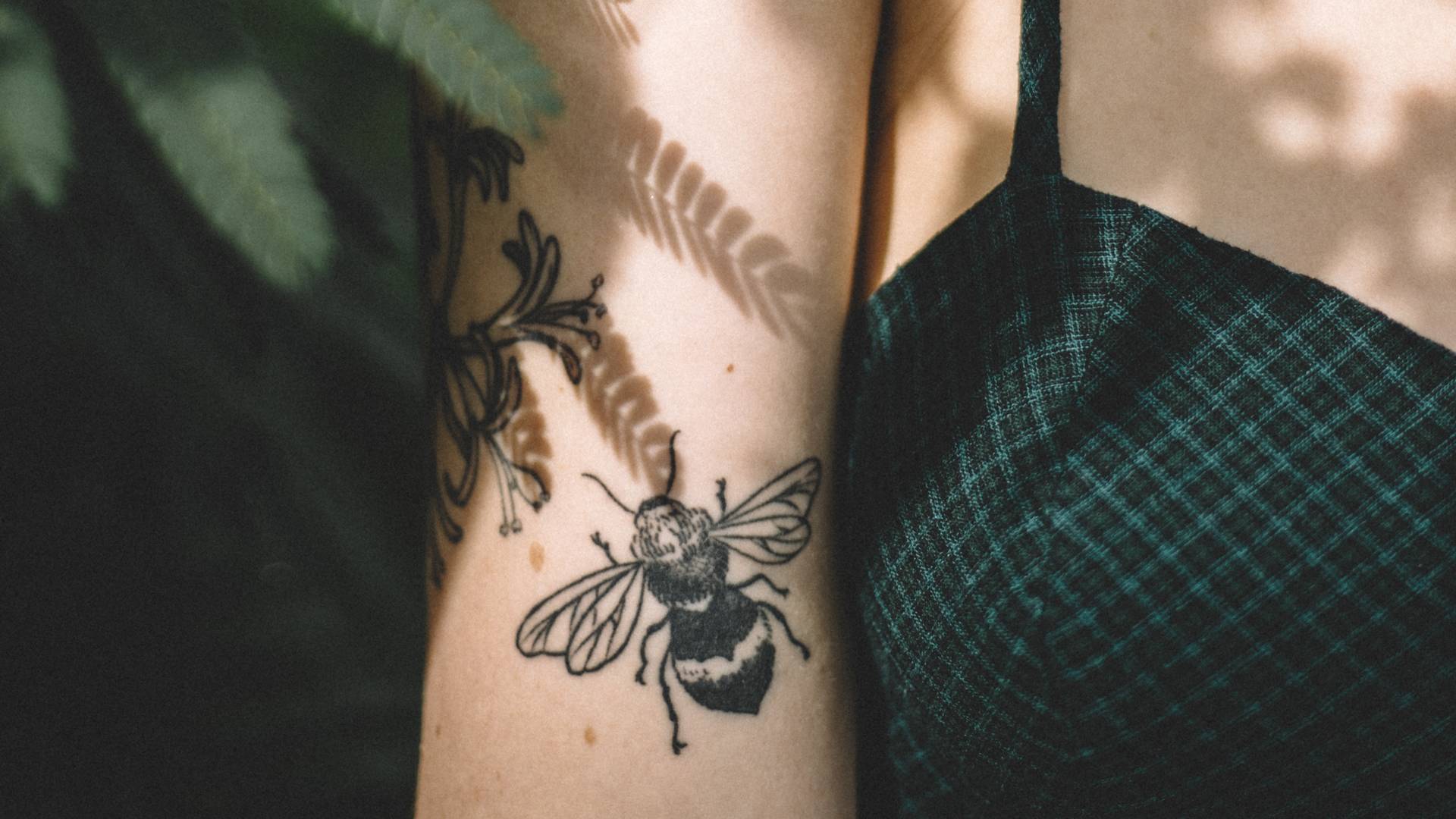 Ten modny tatuaż ma ukryte znaczenia. Warto je poznać zanim skopiujemy wzór z Pinteresta