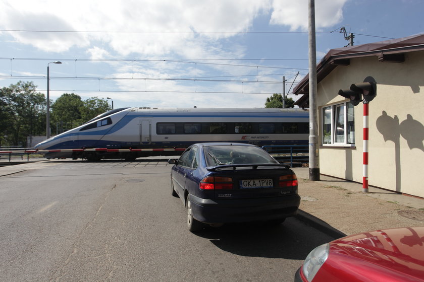 Na przejeździe kolejowym na Oruni prowadzone są pomiary czasu zamknięcia szlabanów