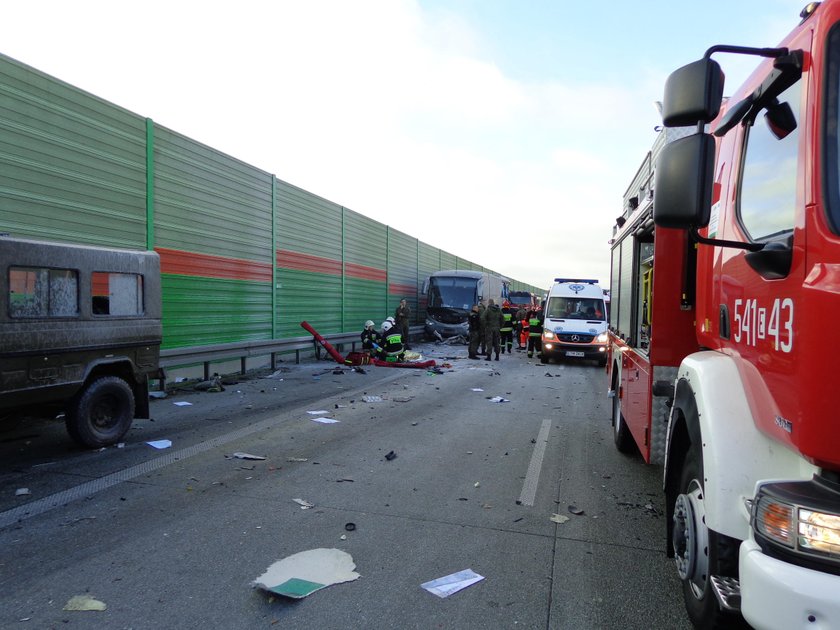 Cysterna uderzyła w autobus z żołnierzami. 6 osób rannych