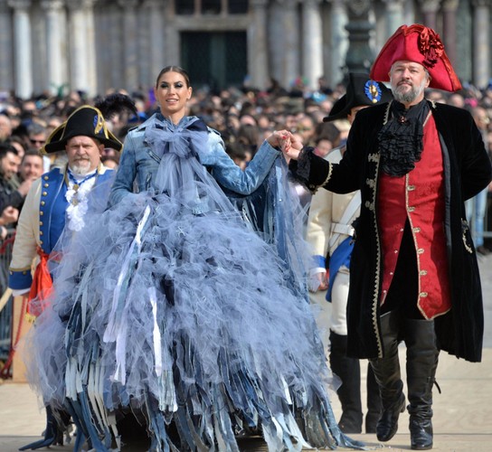 HUCZNY I PIĘKNY KARNAWAŁ W WENECJI