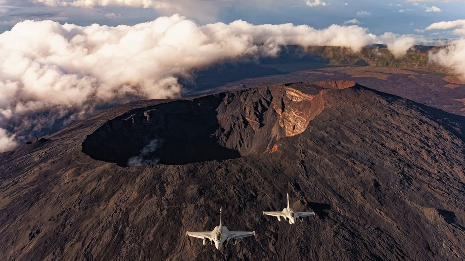 Dwa Rafale B nad należącą do zamorskiego terytorium Francji wyspą Reunion, położoną u wybrzeży Madagaskaru. Obecność Rafale w tak odległym zakątku globu wiązała się z ćwiczeniem w lotach dalekiego zasięgu o znaczeniu strategicznym.