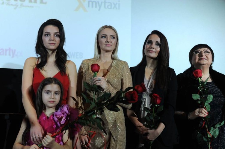 Aktorki na scenie na premierze filmu 'Pech to nie grzech' 17 grudnia 2018