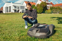 Masz dość czasochłonnego koszenia trawy? Pozwól by robot zrobił to za ciebie