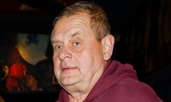 Kazik pierwszy raz publicznie po wyjściu ze szpitala. Wybrał się z żoną na premierę filmu [FOTO]