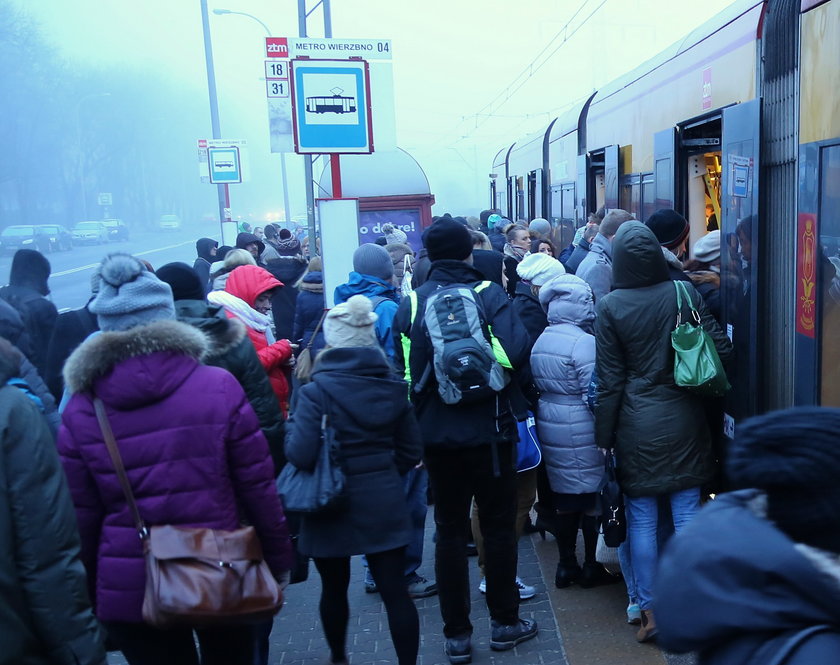 Tłumy pasażerów w porannym szczycie komunikacyjnym