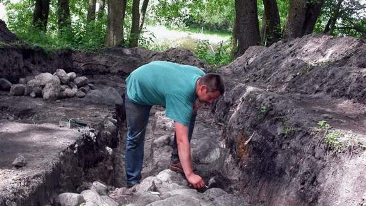 Głos Koszaliński: Archeolodzy z Uniwersytetu im. Mikołaja Kopernika odkryli w okolicy Drawska Pomorskiego dobrze zachowane miejsce kultu pogańskiego. Wczoraj - po raz pierwszy - z wynikami swoich prac podzielili się z mieszkańcami.