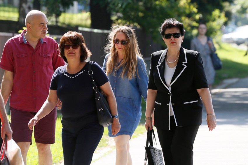 Menković (prva sdesna) dolazi na suđenje