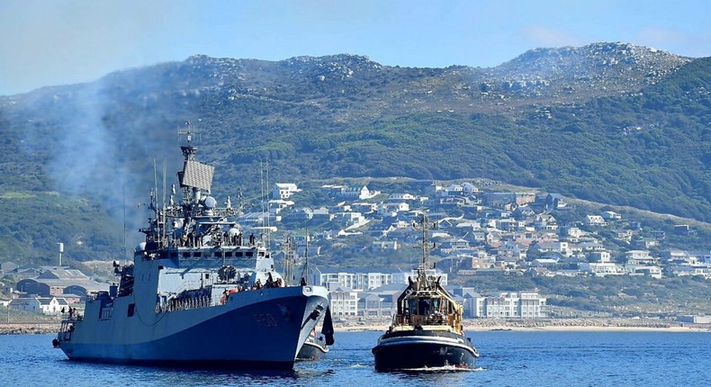 El INS Tarkash frente a Simon’s Town para el ejercicio Ibsamar IX [Foto: Armada India]