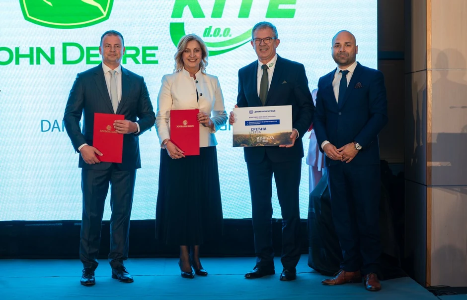 Na svečanoj ceremoniji zatvaranja Novosadskog sajma poljoprivrede  „Dunav osiguranje“ darivalo polise za osiguranje traktora „John Deere“ - Cvetković