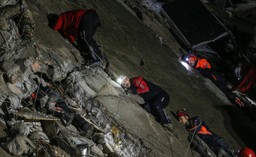 Akcja ratunkowa w Turcji i Syrii. Uwięzieni pod gruzami zamieszczają w mediach nagrania z prośbą o pomoc