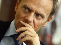 Tusk straszy "hakami" braci Kaczyńskich