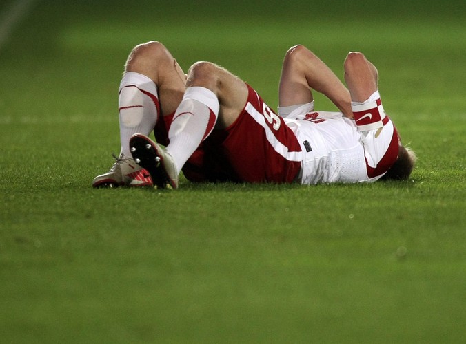 Jakub Blaszczykowski leży na murawie po faulu jednego z Białorusinów