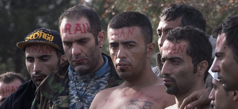 "Nie jesteśmy zwierzętami". Imigranci domagają się otwarcia granic i proszą Merkel o pomoc. ZDJĘCIA