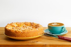 Szarlotka sypana uda się każdemu. Mało pracy, a smak wspaniały. Tak robi ją Ewa Wachowicz