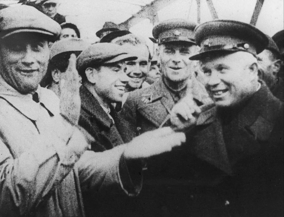 Nikita Chruszczow na moście w Przemyślu świętuje zajęcie wschodnich terenów II RP. Po ataku ZSRR na Polskę 17 września 1939 r. radzieccy żołnierze kradli nie tylko cenne przedmioty, ale także zwierzęta, a nawet gwoździe. Strat związanych z wywózką ponad miliona polskich obywateli na Syberię nie sposób oszacować.
