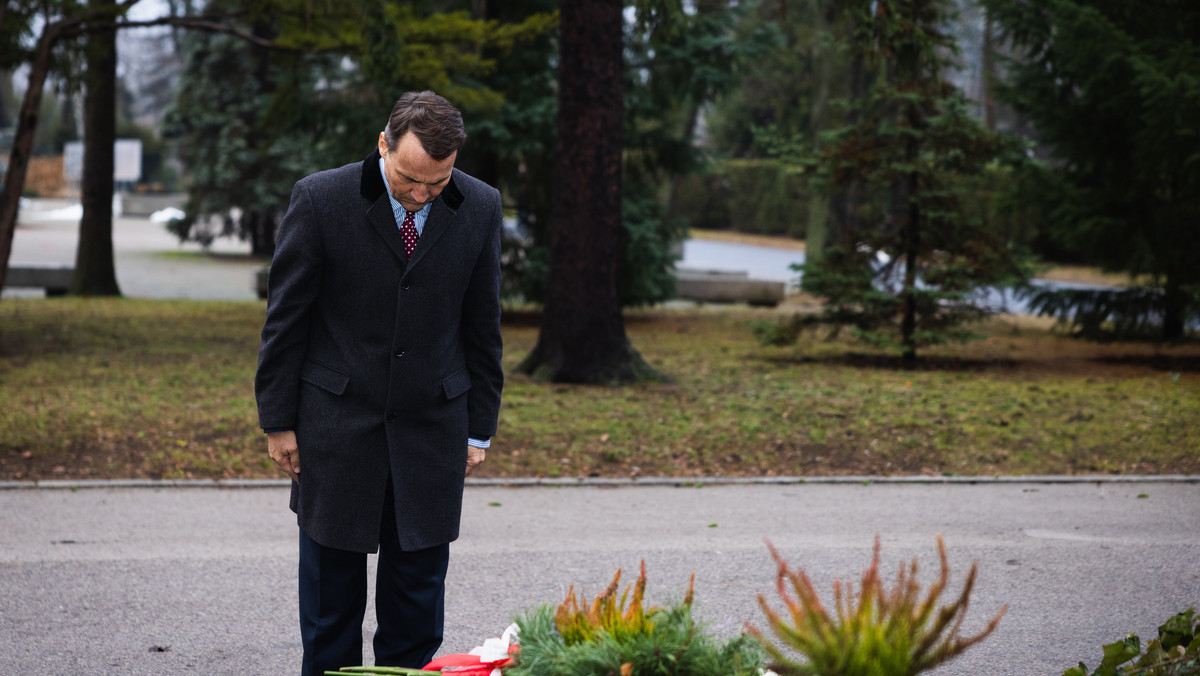 Radosław Sikorski odwiedził groby ofiar katastrofy smoleńskiej