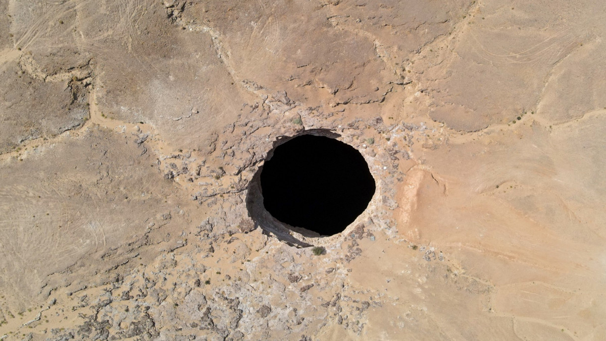 Piekielna Studnia Barhout w Jemenie. Wielka dziura na pustyni, naturalny fenomen, legendy