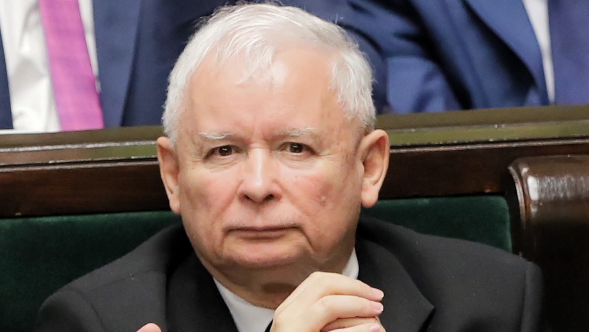 Białystok: czy Jarosław Kaczyński znał ludzi ze zdjęcia z czerwonymi kokardami?