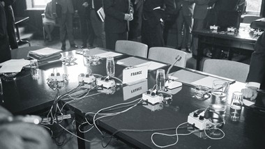 bruksela: puste krzesła de gaulle’a