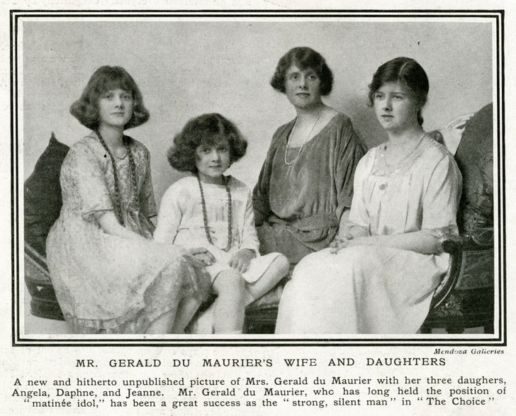 Pani du Maurier z córkami. Od lewej: Angela, Daphne, pani Muriel Beaumont du Maurier i Jeanne (1920)