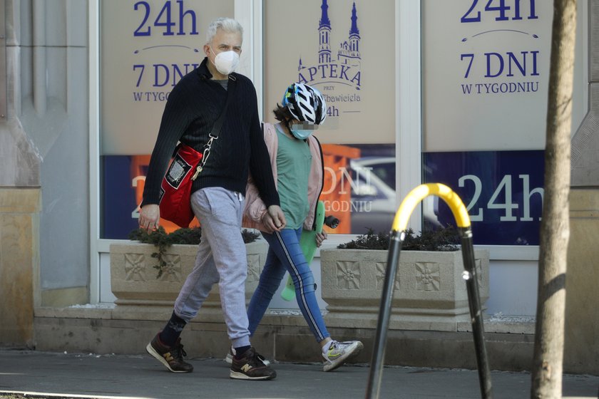 Hubert Urbański na spacerze z córkami